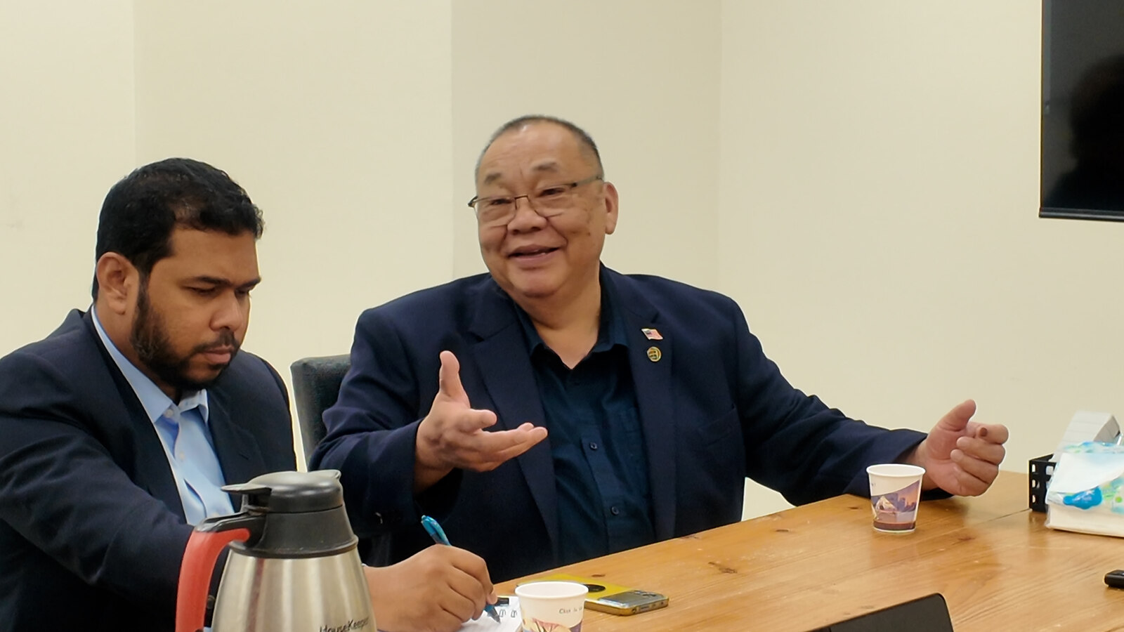 ACE Biotek の会長と向かい合って話している様子